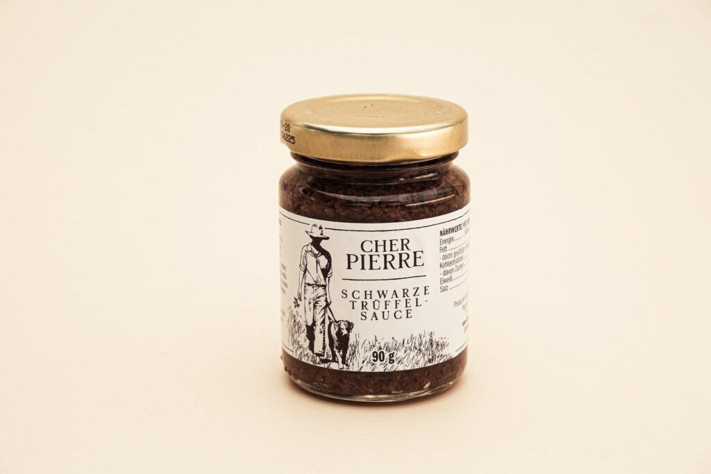 Schwarze Trüffelsauce von Cher Pierre im geöffneten Glas